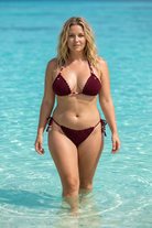 Bordeaux crochet bikini on a curvy model, front view - RA LIVING, handmade in Switzerland
