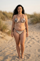 Quala Twins crochet bikini on a curvy model, front view - RA LIVING, handmade in Switzerland